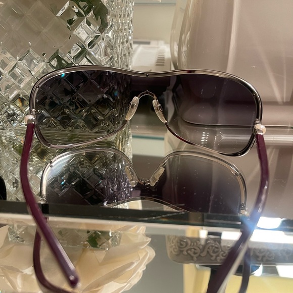 CHANEL sunglasses with signature pearl and CHANEL case - Picture 4 of 8